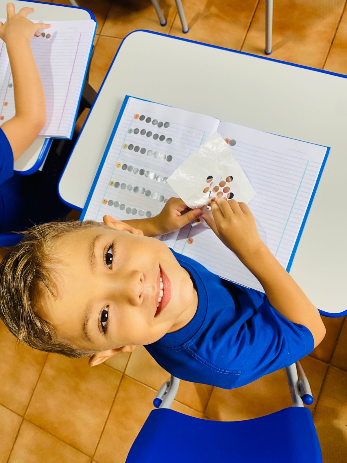 Aluno da Escola SER em momento de aprendizagem