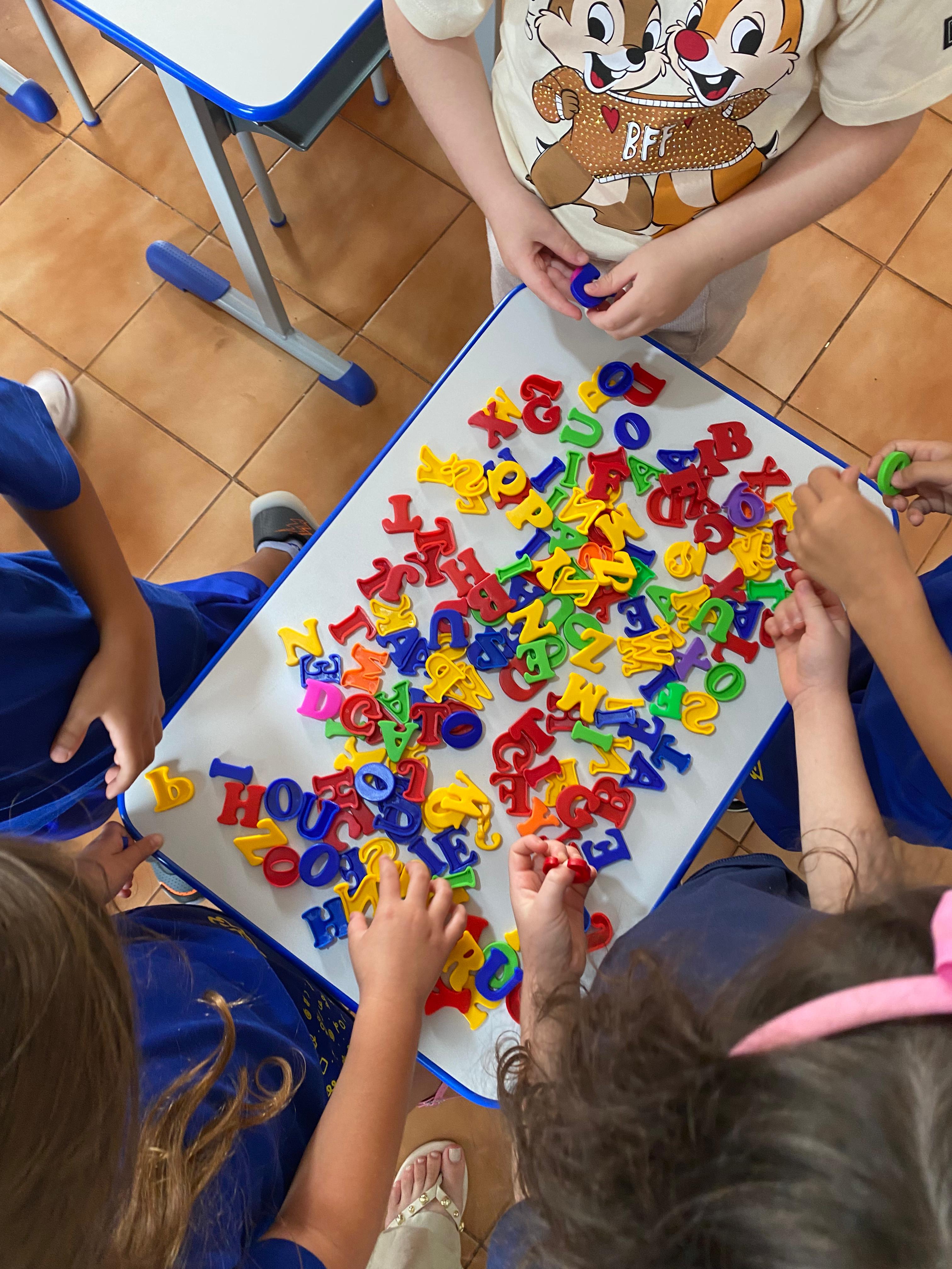 Crianças da Escola SER desenvolvendo uma atividade em grupo
