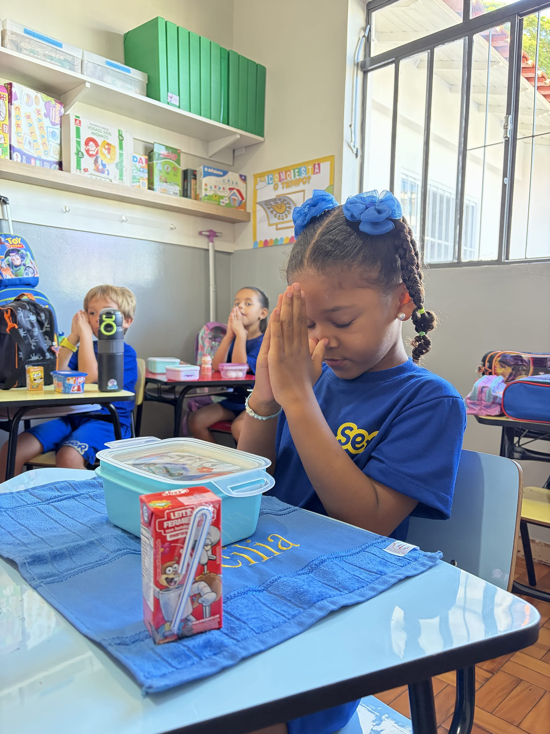 Turma da Escola SER reunida em sala