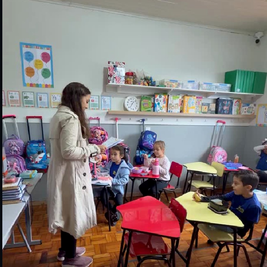 Professora da Escola SER conduzindo uma atividade com as crianças